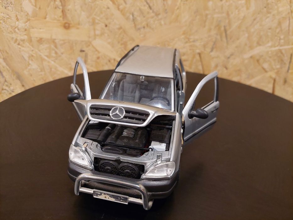 Model 1:18 Mercedes ML320 Maisto