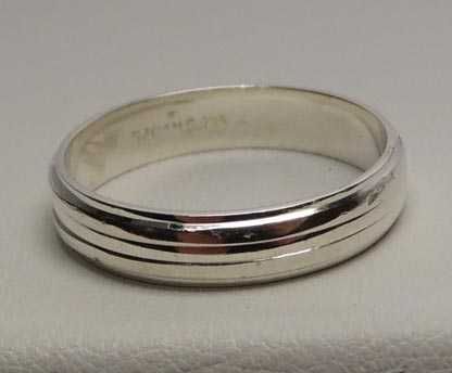 Srebrna prążkowana obrączka R.19. szerokość 4,5 mm.
