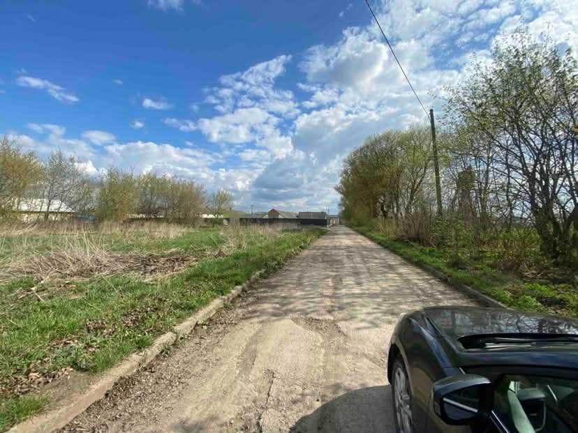 Ділянка із заїздом з дороги поблизу траси у другій лінії в с. Романівка