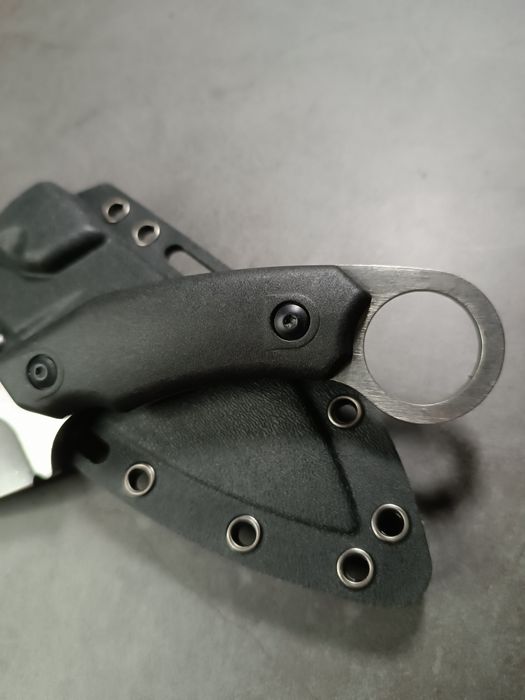 Тактический фиксированный нож с черной рукоятью и кольцом