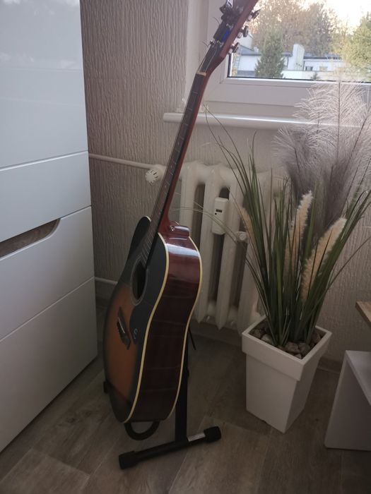 Gitara akustyczna marki EPIPHONE.
