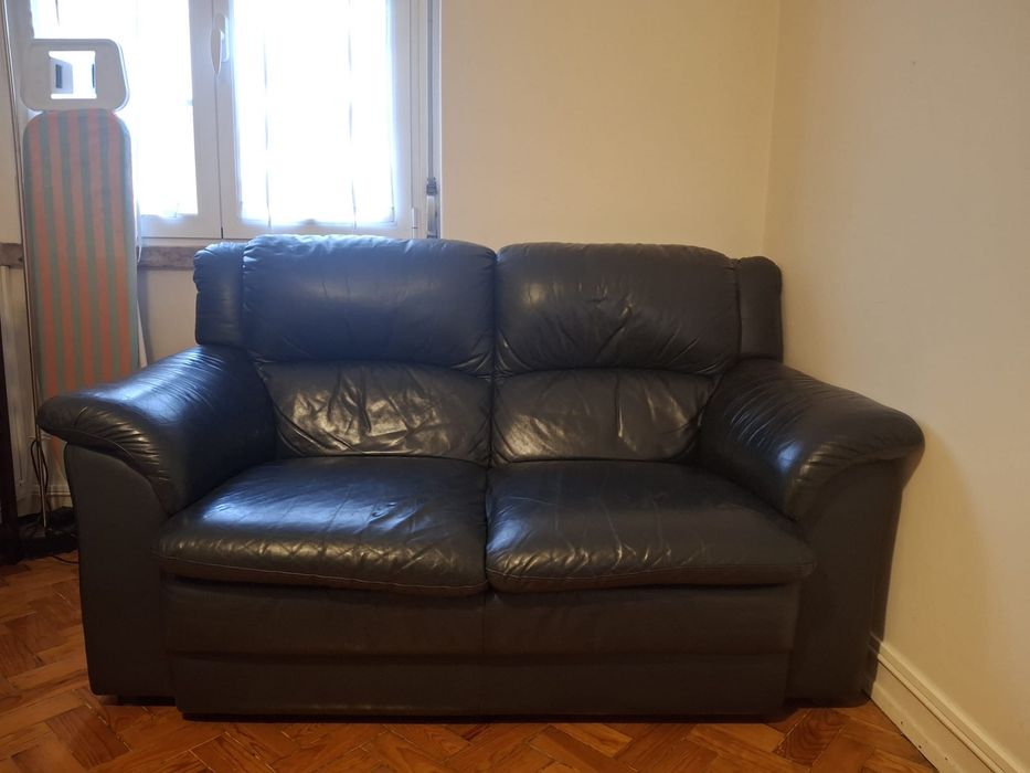 Sofá de 2 lugares em couro – confortável e resistente
