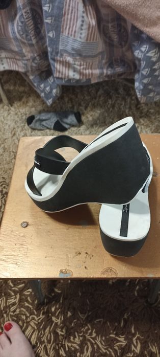 Продаю шлепки на платформе ,Ipahema 37 размер новые
