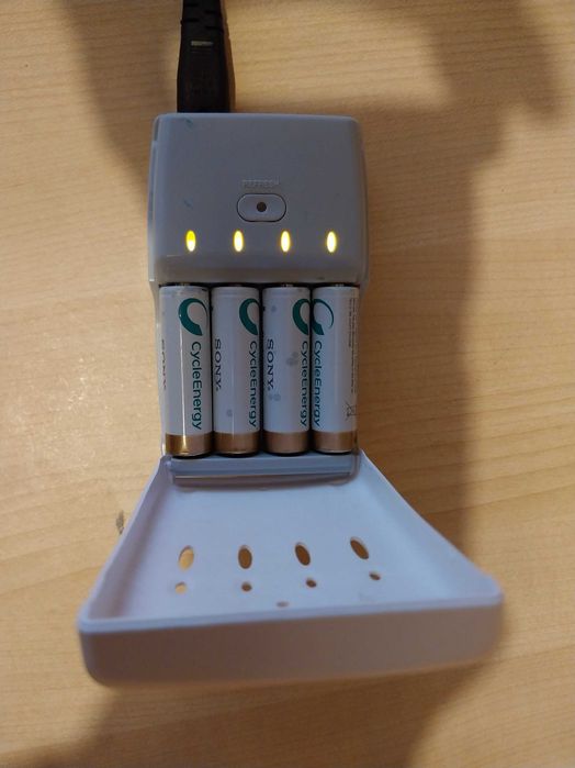 Carregador Pilhas AA e AAA Sony