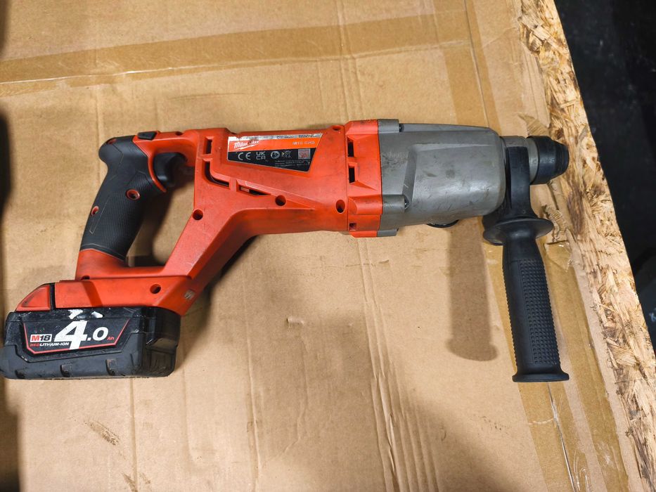 Młotowiertarka Milwaukee M 18 CHD + 2 aku 4,0 ah + ładowarka + walizka