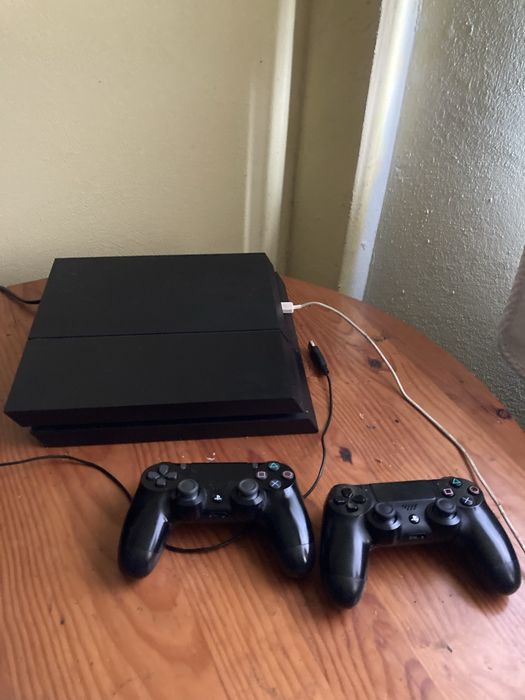 Ps4 1TB + 2 comandos + 2 jogos