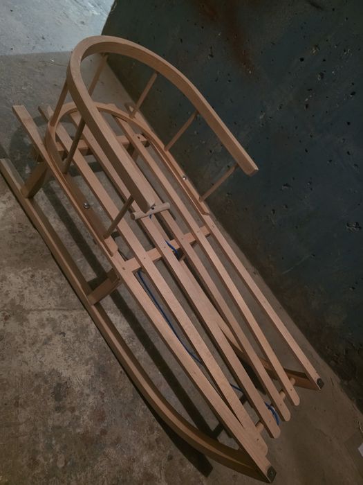 Sanki drewniane z oparciem