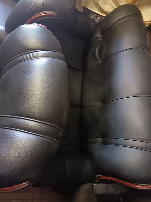 Vende-se conjunto de 3 sofás de Couro em preto