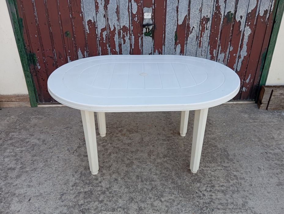Mesa plástica para exterior ou interior