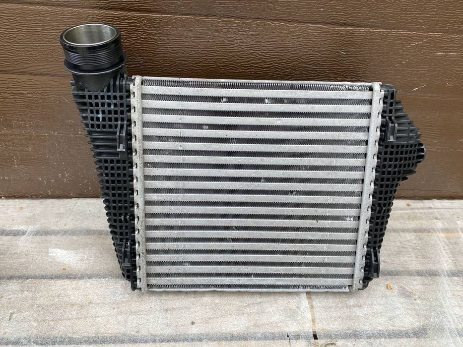 Porsche macan радіатор інтеркулер правий 95b145804f