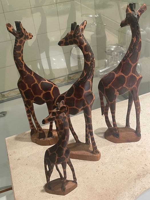 Conjunto de 4 girafas vintage esculpidas em madeira, artesanato africano