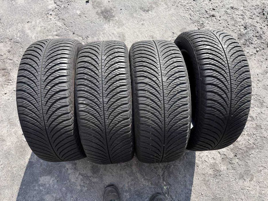Шини зима 215/55/R17 GoodYear Vector4Seasons