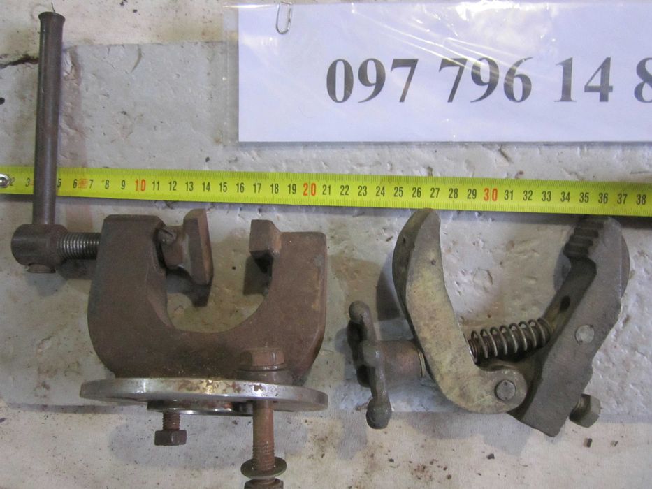 Струбцина ліва на фото.