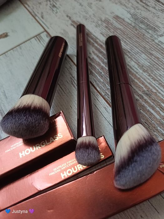 Zestaw 3 nowych pędzli do podkładu / korektora hourglass