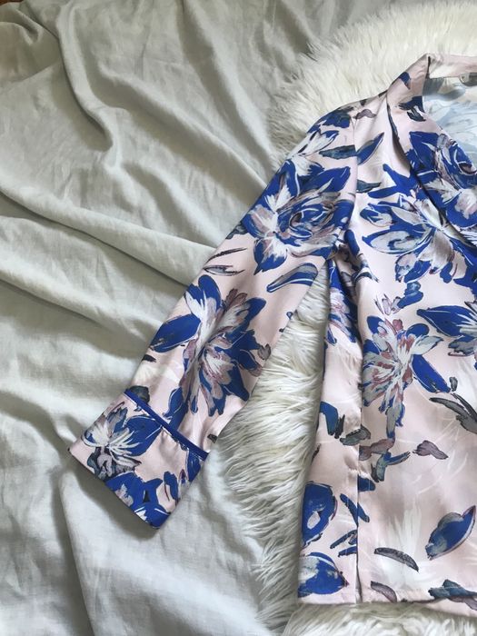 Casaco estilo quimono cintado, acetinado e com padrão floral