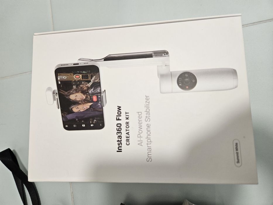 Insta360 flow creator kit (стаб, освітлення, кабелі, чохол, кейс)