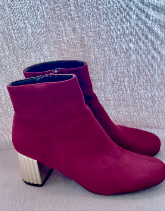 Botins bordeuax e salto dourado
