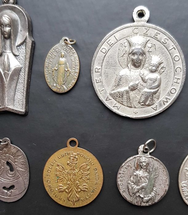 Kolekcja medalików, od dwudziestolecia międzywojennego, 18 sztuki