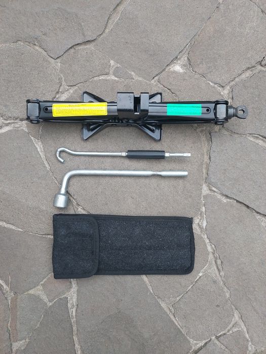 Домкрат, набір інструментів для Kia Sportage KM / Hyundai Tucson JM