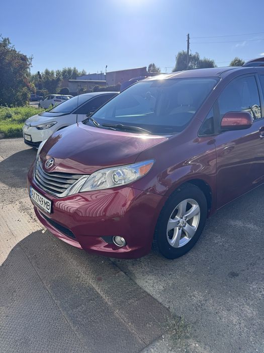 Toyota Sienna 2012 рік