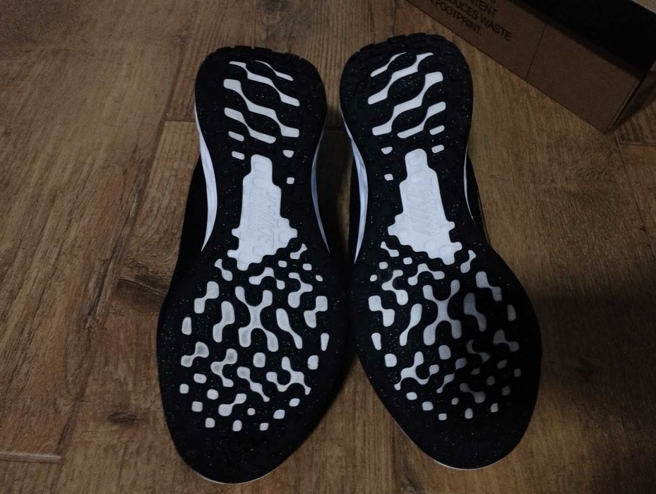 Sapatilhas Nike Revolution 6 Pretas c/ Dourado 42