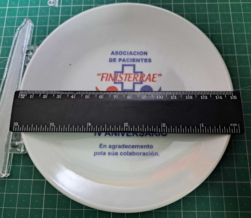 Prato comemorativo da associação “Finisterrae”.