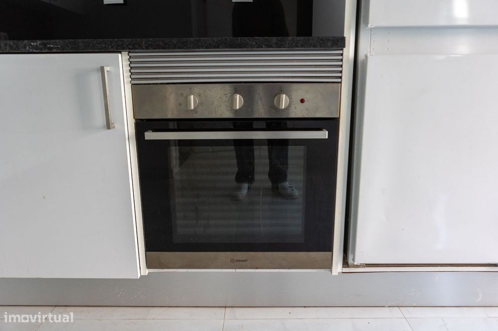 T2 com varanda e cozinha equipada em Odivelas