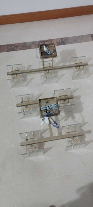 Candeeiros dourado e vidro