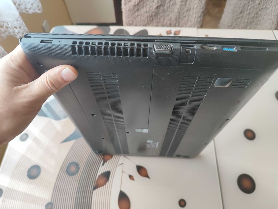 Ноутбук Lenovo 300 4ядра, гарний стан довго тримає батарея