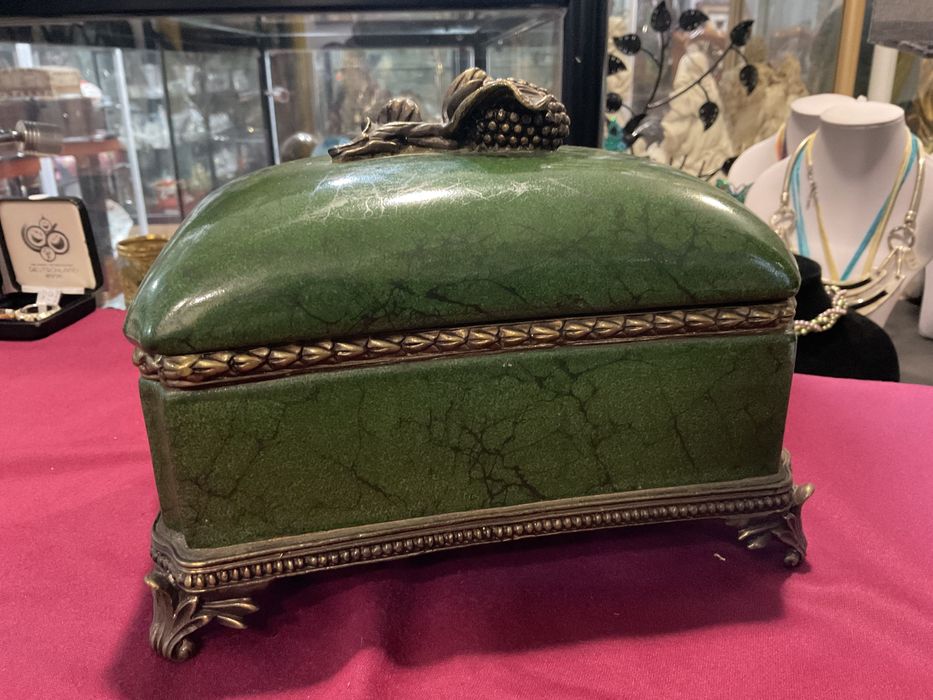 Cofre porcelana decoração metal bronze  peça de leilão BONHAMS