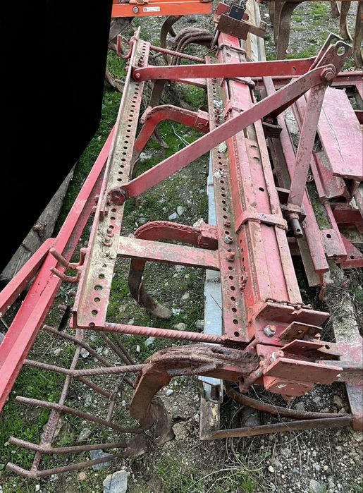 Várias alfaias agrícolas