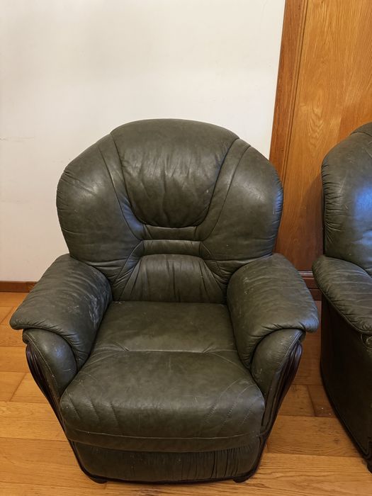 Conjunto de sofás verdes de pele usados