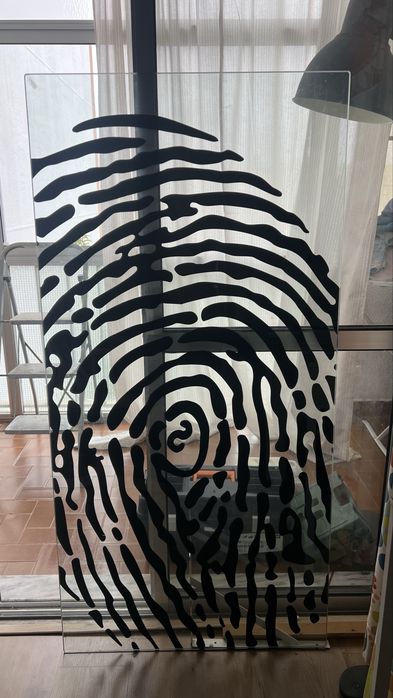 Tampo de secretária, 147 x 73cm, vidro temperado transparente e preto.