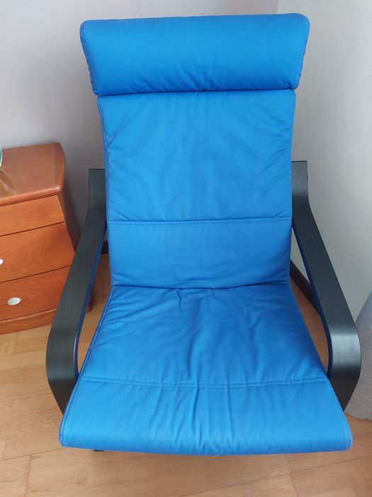 Poltrona com repousa pés da gama Poang do IKEA