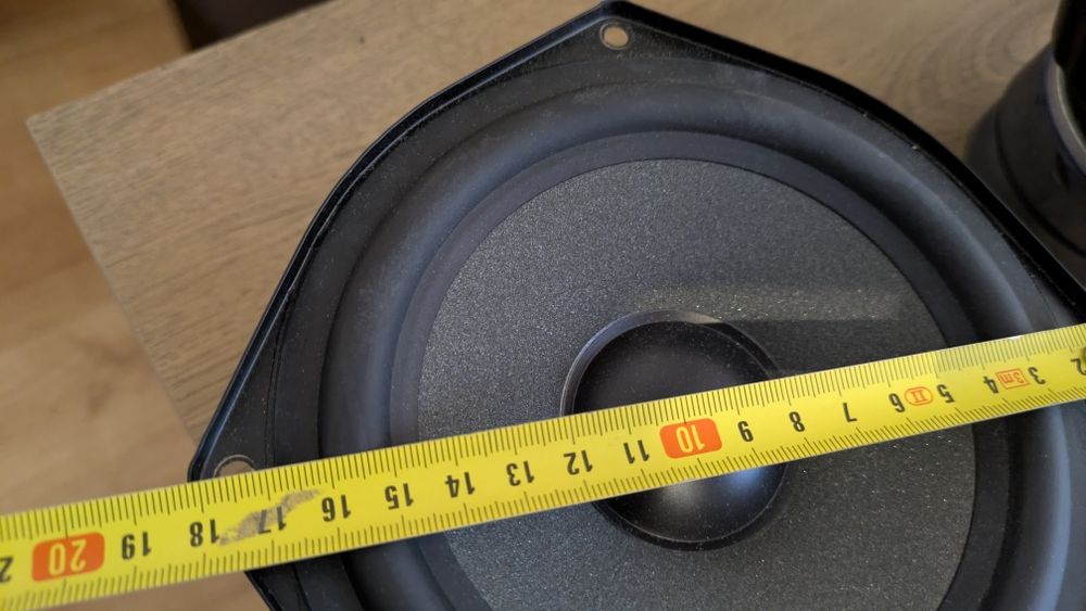 Qacoustic  2050i srednio basowe ton