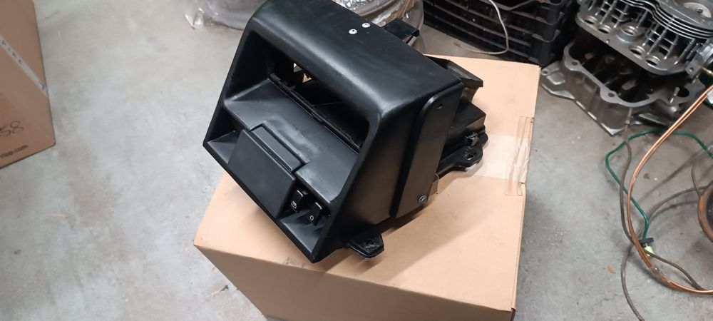 Fiat 126p konsolka środkowa nawiewy FL czarna ładny stan