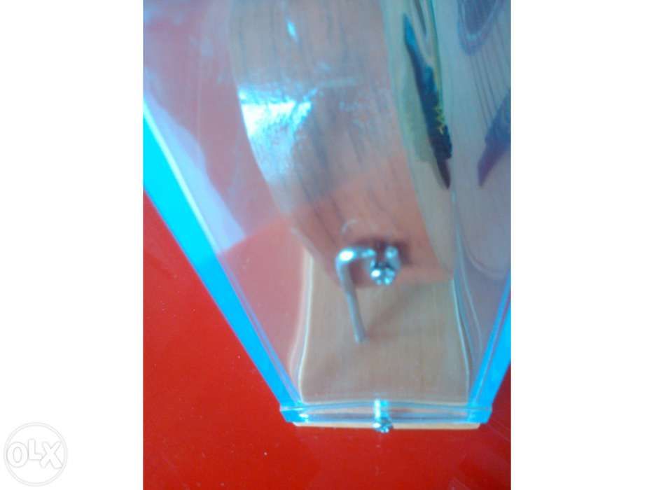 Guitarra clássica (caixa em acrílico) em miniatura