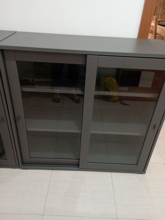 Armário com portas de vidro deslizantes