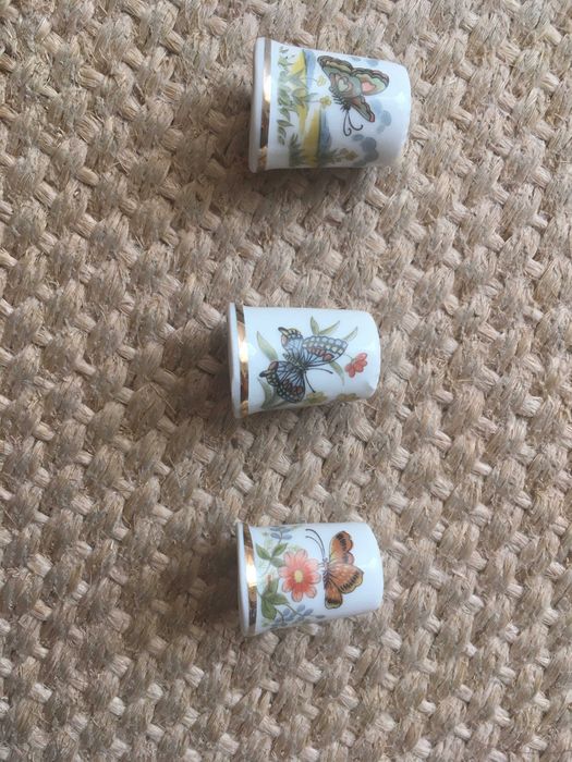 Vários dedais com borboletas