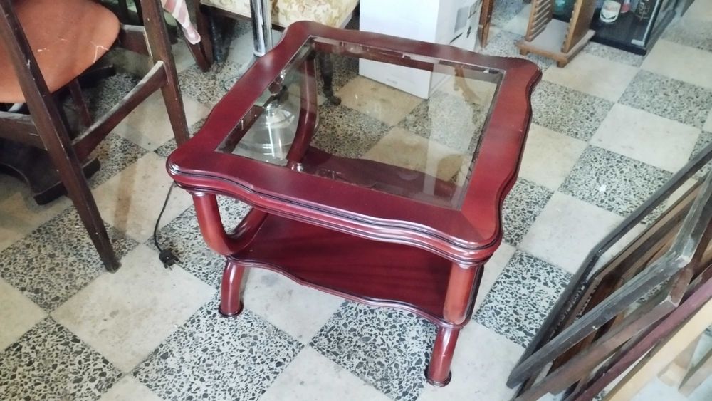Mesa de centro em mogno com vidro biselado