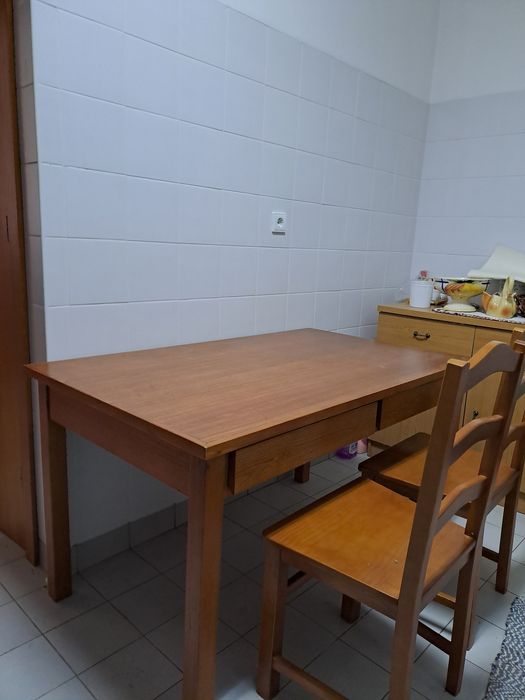 Mesa de refeição + 2 cadeiras