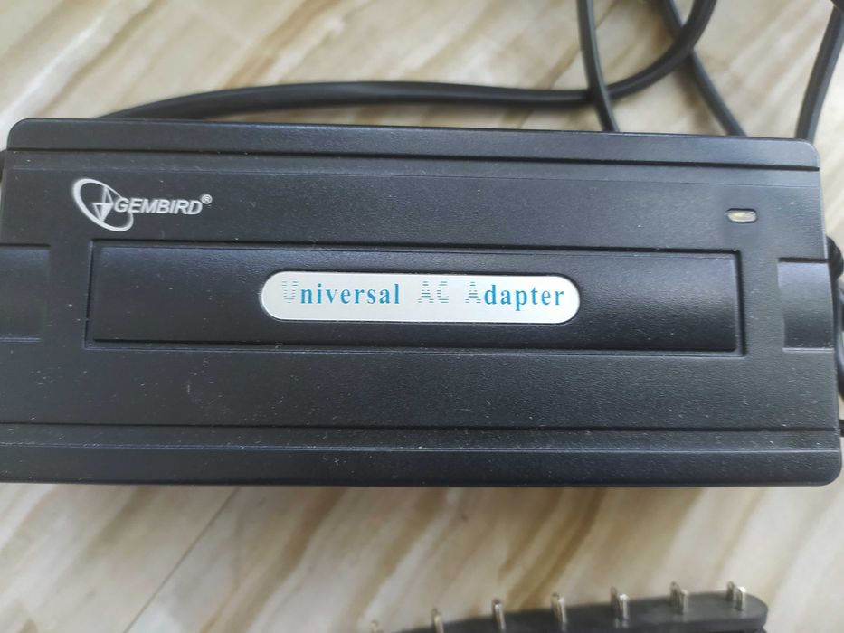 Універсальний адаптер для ноутбука