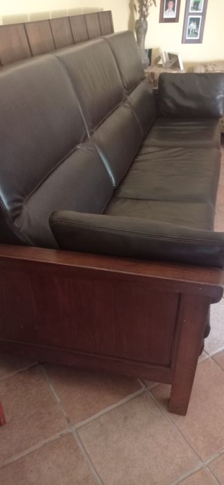 Sofá em madeira de castanho maciça.
