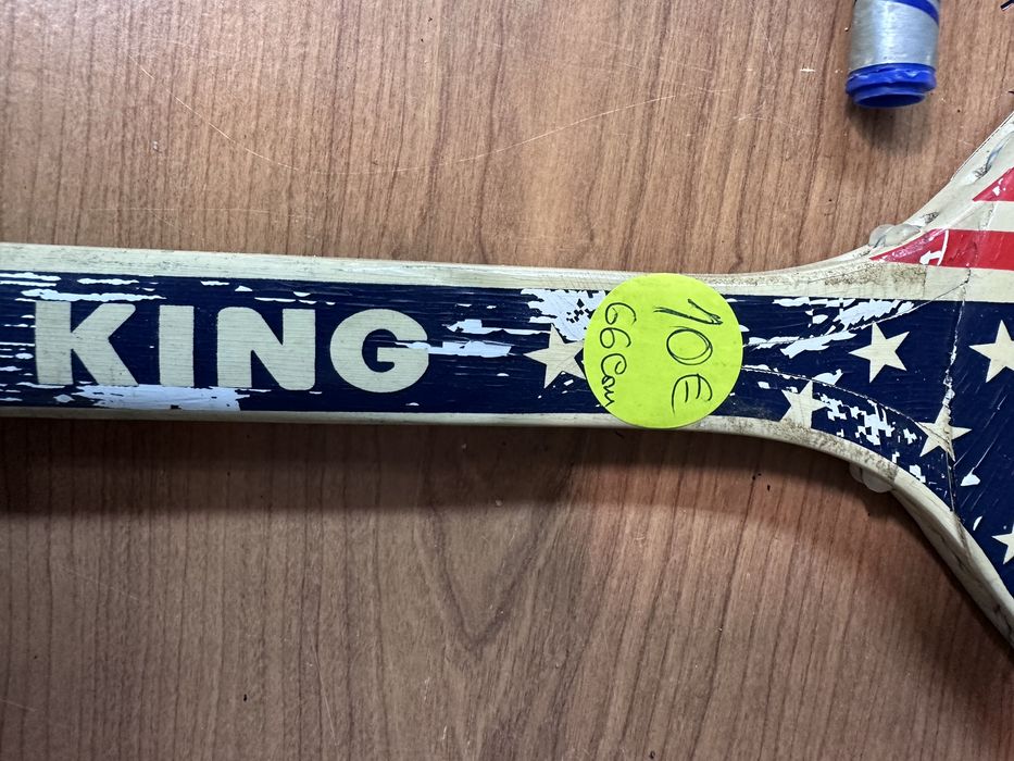 Raquete de tenis antiga em madeira