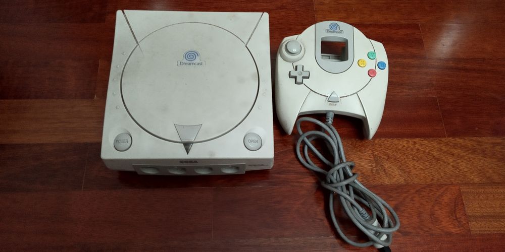 Dreamcast com comando para peças.