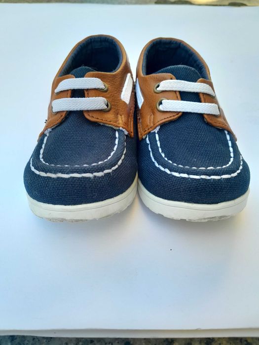 Sapatos de vela azuis e castanhos tamanho 22.