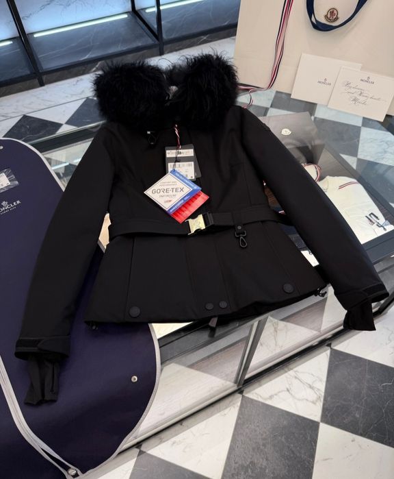 Moncler Grenoble Laplance GORE-TEX — жіноча лижна пухова куртка з хутр