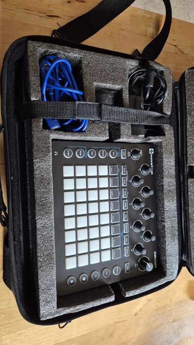NOVATION CIRCUIT groovebox, perkusja, sekwencer, sampler