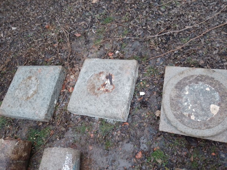 Trzy Słupy z granitu