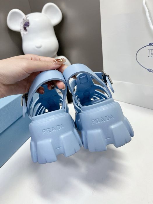 Босоніжки сандалі на платформі блакитні брендові Prada